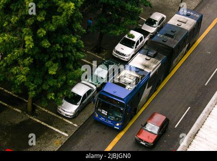 Transantiago Bus in der Innenstadt von Santiago, betrieben von SuBus Stockfoto