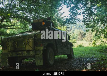 US-Soldaten, die dem Kampfteam der 1. Panzerbrigade, der 3. Infanterie-Division, dem Hauptquartier und der Hauptverwaltung zugewiesen wurden, führen im Rahmen der kombinierten Lösung 17 im Trainingsgebiet Hohenfels, Deutschland, 2. Juni 2022, Sicherheitsdienste für ihr Tactical Operations Center durch. Combined Resolve ist eine Übung der US-Armee, die aus 5.600 Dienstmitgliedern, Alliierten und Partnern aus mehr als 10 Ländern besteht und darauf ausgelegt ist, die Fähigkeiten der Einheiten zu bewerten, Kampfeinsätze in einem multidomänen Schlachtfeld effektiv durchzuführen. (USA Armee-Foto von SPC. Christian Carrillo) Stockfoto