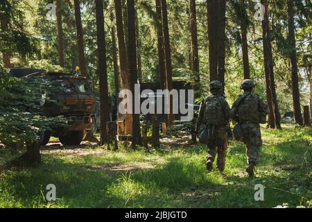 US-Soldaten, die dem Kampfteam der 1. Panzerbrigade, der 3. Infanterie-Division, dem Hauptquartier und der Hauptverwaltung zugewiesen wurden, führen im Rahmen der kombinierten Lösung 17 im Trainingsgebiet Hohenfels, Deutschland, 2. Juni 2022, Sicherheitsdienste für ihr Tactical Operations Center durch. Combined Resolve ist eine Übung der US-Armee, die aus 5.600 Dienstmitgliedern, Alliierten und Partnern aus mehr als 10 Ländern besteht und darauf ausgelegt ist, die Fähigkeiten der Einheiten zu bewerten, Kampfeinsätze in einem multidomänen Schlachtfeld effektiv durchzuführen. (USA Armee-Foto von SPC. Christian Carrillo) Stockfoto