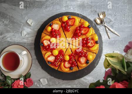 Dekorierte süße Orangenbeere und Obstkuchen Stockfoto