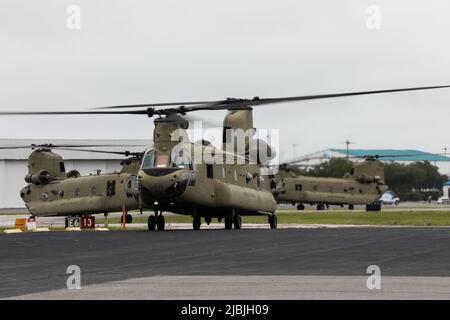 Florida National Guardsmen mit dem 1-111. Aviation Bataillon, B Company, Bodenflugzeug am Orlando Executive Airport, Florida, 4. Juni 2022. Die Besatzung inszenierte drei Boeing CH-47 Chinook-Hubschrauber als Vorbereitung auf eine Luftdemonstration bei den Special Olympics 2022. Die Einheit mit Sitz in Jacksonville, Florida, bietet häufig operative Unterstützung aus der Luft bei Naturkatastrophen und Notfällen. „Mit einer Menge Dinge als Bürgersoldaten der Florida National Guard möchten wir zu unseren lokalen Gemeinden beitragen, nicht nur bei Hurrikanen und Feuerwehren, sondern auch bei Ereignissen wie diesem, um es zu zeigen Stockfoto