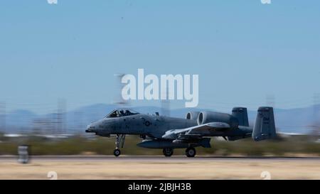 Ein US Air Force A-10 Thunderbolt II Pilot, der dem 354. Fighter Squadron zugewiesen wurde, hebt am 9. Februar 2022 auf der Davis-Monthan Air Force Base, Arizona, ab. Der 355.-Flügel führt routinemäßig Bereitschaftsübungen durch, um seine Fähigkeit zur Bereitstellung kritischer Rettungs- und Angriffsfähigkeiten aufrechtzuerhalten. (USA Foto der Luftwaffe von Staff Sgt. Kristine Legate) Stockfoto