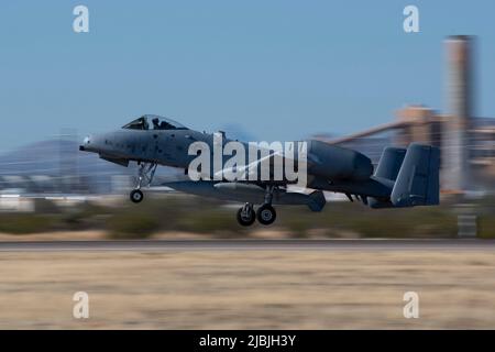 Ein US Air Force A-10 Thunderbolt II Pilot, der dem 354. Fighter Squadron zugewiesen wurde, hebt am 9. Februar 2022 auf der Davis-Monthan Air Force Base, Arizona, ab. Der 355.-Flügel führt routinemäßig Bereitschaftsübungen durch, um seine Fähigkeit zur Bereitstellung kritischer Rettungs- und Angriffsfähigkeiten aufrechtzuerhalten. (USA Foto der Luftwaffe von Staff Sgt. Kristine Legate) Stockfoto