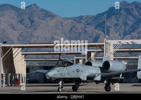 Ein US Air Force A-10 Thunderbolt II Pilot, der den 354. Fighter Squadron Taxis auf der Fluglinie zugewiesen wurde, nachdem er einen Elephant Walk auf der Davis-Monthan Air Force Base, Arizona, durchgeführt hatte, 9. Februar 2022. Elephant Walks sind Übungen zur Bereitschaft, bei denen sich Flugzeugtaxis in Massenbildung befinden und in schneller Folge starten, um die Fähigkeit der Luftwaffe zu gewährleisten, schnell Luftstrom zu erzeugen. (USA Foto der Luftwaffe von Staff Sgt. Kristine Legate) Stockfoto