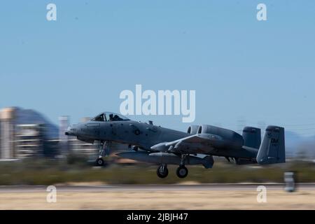 Ein US Air Force A-10 Thunderbolt II Pilot, der dem 354. Fighter Squadron zugewiesen wurde, hebt am 9. Februar 2022 auf der Davis-Monthan Air Force Base, Arizona, ab. Der 355.-Flügel führt routinemäßig Bereitschaftsübungen durch, um seine Fähigkeit zur Bereitstellung kritischer Rettungs- und Angriffsfähigkeiten aufrechtzuerhalten. (USA Foto der Luftwaffe von Staff Sgt. Kristine Legate) Stockfoto