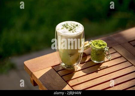 Tasse grüner Matcha Latte Stockfoto