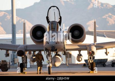 Ein US-Airman, der dem Maintenance Squadron von 355. zugewiesen wurde, führt auf der Davis-Monthan Air Force Base, Arizona, am 9. Februar 2022 Vorflugkontrollen an einem A-10 Thunderbolt II durch. Das 355. Wing unterhält und betreibt A-10 Thunderbolt IIS, HH-60G Pave Hawks und HC-130J Combat King IIS, um sicherzustellen, dass seine Flieger und Flugzeuge bereit sind zu fliegen, zu kämpfen und zu gewinnen. (USA Luftwaffe Foto von Senior Airman Cheyenne A. Morigeau) Stockfoto