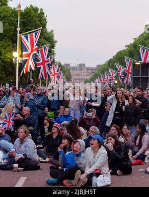 London, Greater London, England, 04 2022. Juni: Jubilee Concert at the Mall. Zuschauer beobachten und genießen das Konzert. Stockfoto