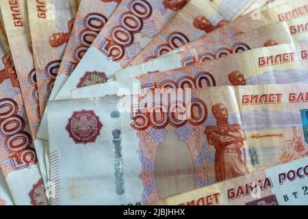 Verstreute Banknoten der Rubel-Währung, Nahaufnahme Stockfoto