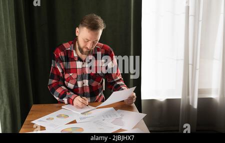 Mann unterzeichnen eine Hausversicherung auf Heimdarlehen, Agent hält Darlehen Anlage Diagramm Dokumente und Berechnung Tabelle Ratenzahlung, Real Stockfoto