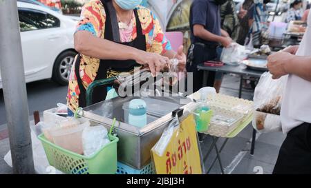 Geldwechsel Hände Street Verkäufer und Käufer Sukhumvit Road Bangkok Thailand Stockfoto