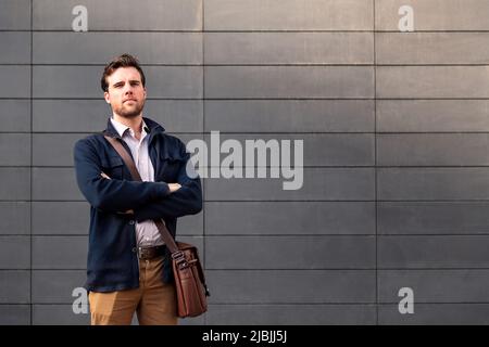 Selbstbewusster Unternehmer Mann mit gefalteten Armen Stockfoto