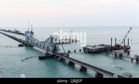 Alte Pamban-Eisenbahnbrücke und neue Eisenbahnstrecke im Bau. Eröffnet am 24. Februar 1914, war es Indiens erste Seebrücke, Pamban, Rameswaram, T Stockfoto