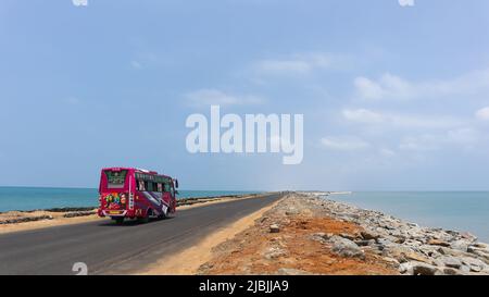 Bunte Touristenbus auf der Straße von Dhanushkodi zwischen dem Meer, Rameswaram, Tamilnadu, Indien. Stockfoto