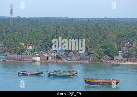 Blick auf das Dorf Pamban und die Boote in Pamban, Rameswaram, Tamilnadu, Indien. Stockfoto