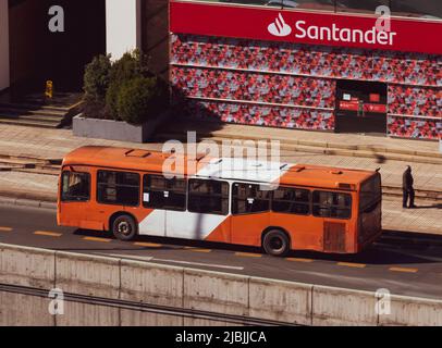 Transantiago Transitbus in Las Condes, betrieben von Express in Santiago, Chile Stockfoto