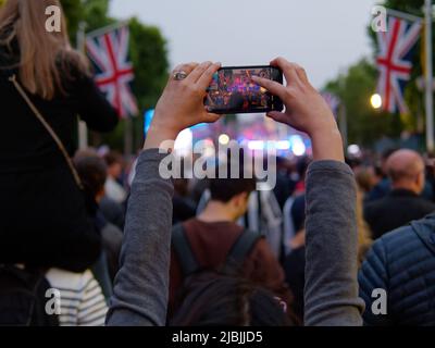 London, Greater London, England, 04 2022. Juni: Jubilee Concert at the Mall. Menschen, die das Ereignis auf ihren Mobiltelefonen festhalten. Stockfoto