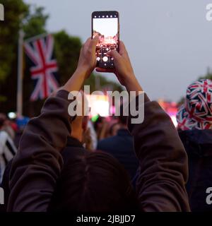 London, Greater London, England, 04 2022. Juni: Jubilee Concert at the Mall. Menschen, die das Ereignis auf ihren Mobiltelefonen festhalten. Stockfoto