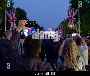 London, Greater London, England, 04 2022. Juni: Jubilee Concert at the Mall. Menschen, die das Ereignis auf ihren Mobiltelefonen festhalten. Stockfoto