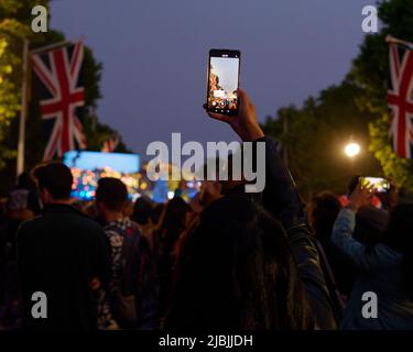 London, Greater London, England, 04 2022. Juni: Jubilee Concert at the Mall. Menschen, die das Ereignis auf ihren Mobiltelefonen festhalten. Stockfoto