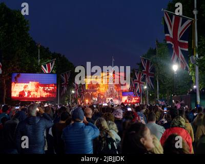 London, Greater London, England, 04 2022. Juni: Jubilee Concert at the Mall. Menge, die ein zuvor aufgezeichnetes Video von Elton John auf den großen Leinwänden ansieht. Stockfoto