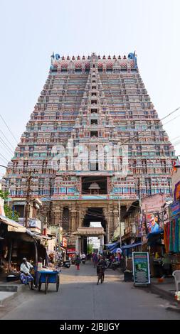 Rückansicht des Srirangam Raja Gopuram, Shri Ranganatha Swamy Tempels. Der Tempel wurde erstmals von Dharma Varma Chola im 6.. Jahrhundert v. Chr., Trichy, Tamiln, erbaut Stockfoto