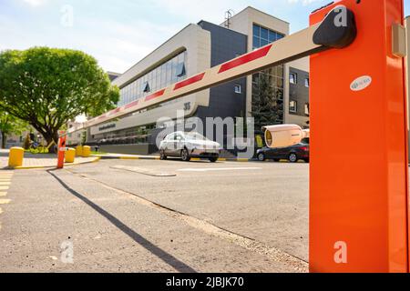 Automatische Barriere Tor mit Überwachungskamera , Sicherheitssystem für Gebäude und Auto Eingang Fahrzeugbarriere, Minks, Weißrussland Mai 31,2022 Stockfoto