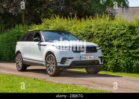 2017 mm (67") weißer Land Rover Range Rover VELAR 2993cc mit sequenzieller Automatik, Ankunft in Worden Park Motor Village, Leyland, Großbritannien Stockfoto