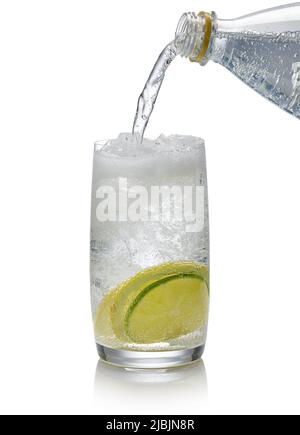 Wasser, das in ein Glas aus Eis und Zitronenscheiben auf weißem Hintergrund geschüttet wird Stockfoto