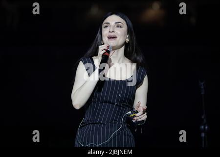 05.. Juni 2022, Turin Italien - Eröffnungszeremonie der 37. Special Olympics italienischen Sommerspiele. Die Sängerin arisa hat eine Show auf dem Feld. Stockfoto