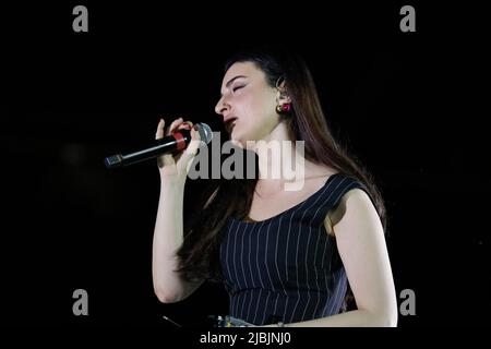 05.. Juni 2022, Turin Italien - Eröffnungszeremonie der 37. Special Olympics italienischen Sommerspiele. Die Sängerin arisa hat eine Show auf dem Feld. Stockfoto