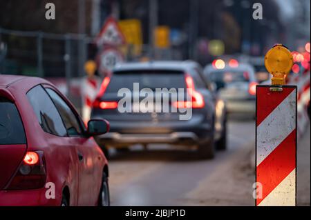 Abendlicher Stau während der Straßenreparaturen, angespannter Verkehrsfluss in den Autoverkehrszeiten, hinteres viev Stockfoto