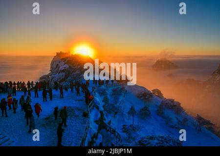 (220607) -- HUANGSHAN, 7. Juni 2022 (Xinhua) -- Touristen sehen den Sonnenaufgang auf dem Berg Huangshan, 31. Dezember 2018. Der Berg Huangshan, der auch als Gelber Berg bekannt ist, liegt in der ostchinesischen Provinz Anhui und ist bekannt für seine herrliche Naturlandschaft mit massiven Granitfelsen und uralten Kiefern, die oft durch Wolken- und Nebeleffekte verstärkt werden. Das Anwesen verfügt über zahlreiche imposante Gipfel, von denen viele eine Höhe von 1.000 Metern überschreiten, wobei der höchste, der berühmte Lianhua Peak (Lotus Peak), bis zu 1.864 Meter erreicht. Huangshan ist auch für seine alten Pfade berühmt Stockfoto