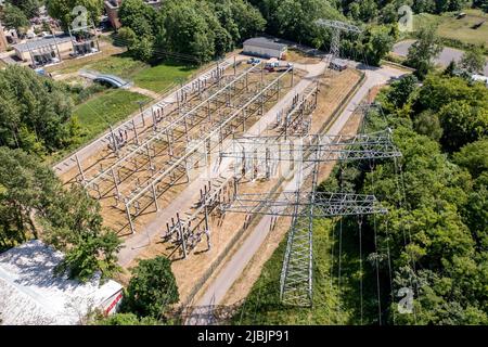 Leipzig, Deutschland. 03.. Juni 2022. Ein Umspannwerk in einem Kraftwerk der Leipziger Versorgungs- und Verkehrsgesellschaft. (Luftaufnahme mit Drohne) Quelle: Jan Woitas/dpa/Alamy Live News Stockfoto