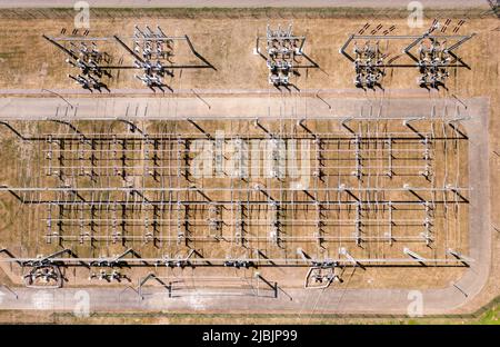 Leipzig, Deutschland. 03.. Juni 2022. Ein Umspannwerk in einem Kraftwerk der Leipziger Versorgungs- und Verkehrsgesellschaft. (Luftaufnahme mit Drohne) Quelle: Jan Woitas/dpa/Alamy Live News Stockfoto