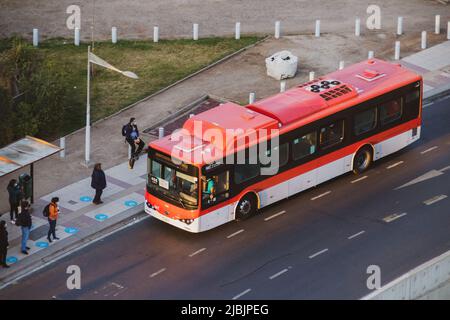 Transitbus in Las Condes, betrieben von Metbus in Santiago, Chile. Stockfoto