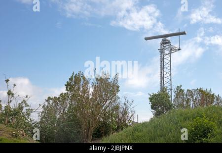 Marine-Verkehrsradar, kleiner Turm in einer grünen Gegend Stockfoto