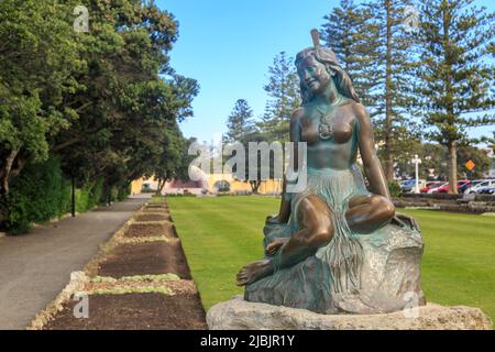 Napier, Neuseeland. Eine Bronzestatue von Pania of the Reef, einem legendären Maori-Mädchen, in einem Park Stockfoto