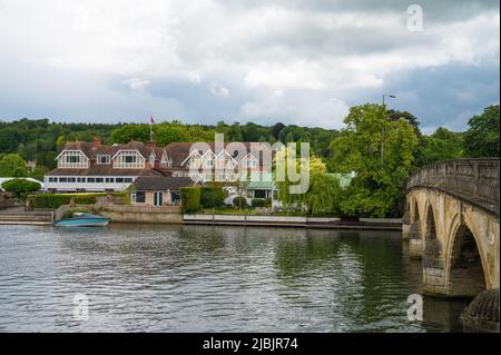 Das Clubhaus des Leander Clubs, einem prestigeträchtigen Ruderclub, liegt neben der Henley Bridge an der Themse. Henley auf der Themse, England, Großbritannien Stockfoto