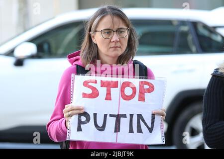 Sydney, Australien. 7.. Juni 2022. Ukrainer protestieren vor dem deutschen Konsulat in der William Street 100, Woolloomooloo, um mehr militärische Unterstützung für die Ukraine im Kampf gegen die russische Invasion zu fordern. Kredit: Richard Milnes/Alamy Live Nachrichten Stockfoto