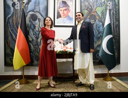 Islamabad, Pakistan. 07.. Juni 2022. Die Außenministerin Annalena Baerbock (Bündnis 90/die Grünen) und die pakistanische Außenministerin Bilawal Bhutto-Zardari treffen sich zu Gesprächen im pakistanischen Außenministerium. Außenminister Baerbock besucht diese Woche Pakistan, Griechenland und die Türkei auf einer fünftägigen Reise. Quelle: Bernd von Jutrczenka/dpa/Alamy Live News Stockfoto