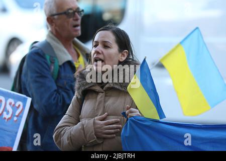 Sydney, Australien. 7.. Juni 2022. Ukrainer protestieren vor dem deutschen Konsulat in der William Street 100, Woolloomooloo, um mehr militärische Unterstützung für die Ukraine im Kampf gegen die russische Invasion zu fordern. Kredit: Richard Milnes/Alamy Live Nachrichten Stockfoto