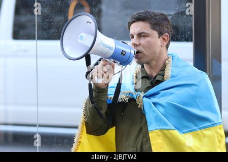 Sydney, Australien. 7.. Juni 2022. Ukrainer protestieren vor dem deutschen Konsulat in der William Street 100, Woolloomooloo, um mehr militärische Unterstützung für die Ukraine im Kampf gegen die russische Invasion zu fordern. Kredit: Richard Milnes/Alamy Live Nachrichten Stockfoto