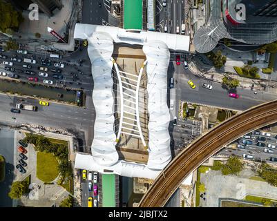 Luftaufnahme der Skywalk Chong Nonsi Brücke in Sathorn, Geschäftsviertel, Bangkok, Thailand Stockfoto