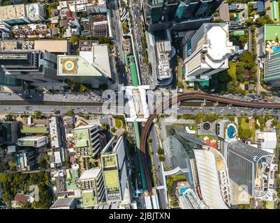 Luftaufnahme der Skywalk Chong Nonsi Brücke in Sathorn, Geschäftsviertel, Bangkok, Thailand Stockfoto