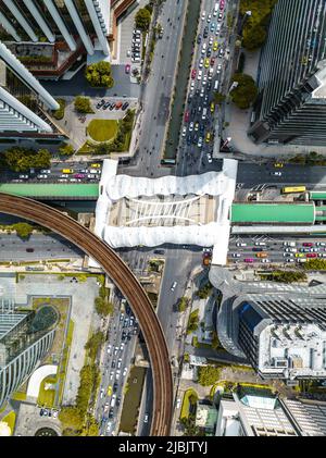 Luftaufnahme der Skywalk Chong Nonsi Brücke in Sathorn, Geschäftsviertel, Bangkok, Thailand Stockfoto