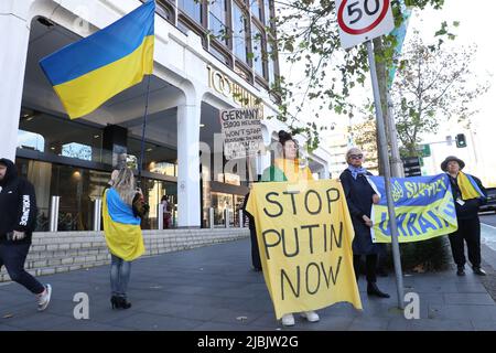 Sydney, Australien. 7.. Juni 2022. Ukrainer protestieren vor dem deutschen Konsulat in der William Street 100, Woolloomooloo, um mehr militärische Unterstützung für die Ukraine im Kampf gegen die russische Invasion zu fordern. Kredit: Richard Milnes/Alamy Live Nachrichten Stockfoto