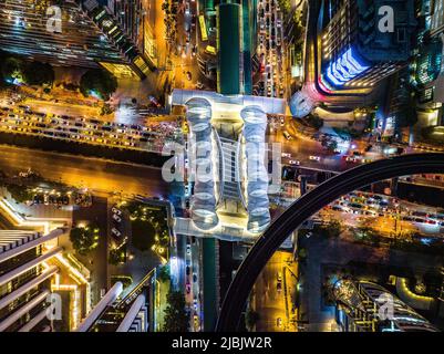 Luftaufnahme der Skywalk Chong Nonsi Brücke in Sathorn, Geschäftsviertel, Bangkok, Thailand Stockfoto