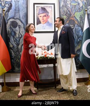 Islamabad, Pakistan. 07.. Juni 2022. Die Außenministerin Annalena Baerbock (Bündnis 90/die Grünen) und die pakistanische Außenministerin Bilawal Bhutto-Zardari treffen sich zu Gesprächen im pakistanischen Außenministerium. Außenminister Baerbock besucht diese Woche Pakistan, Griechenland und die Türkei auf einer fünftägigen Reise. Quelle: Bernd von Jutrczenka/dpa/Alamy Live News Stockfoto