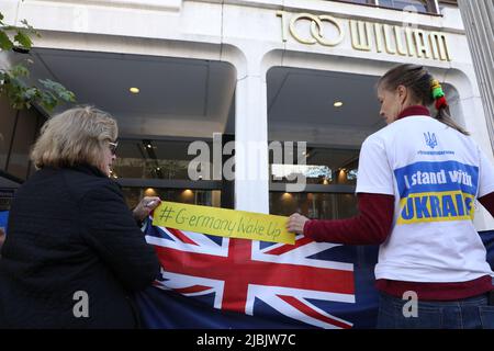 Sydney, Australien. 7.. Juni 2022. Ukrainer protestieren vor dem deutschen Konsulat in der William Street 100, Woolloomooloo, um mehr militärische Unterstützung für die Ukraine im Kampf gegen die russische Invasion zu fordern. Kredit: Richard Milnes/Alamy Live Nachrichten Stockfoto